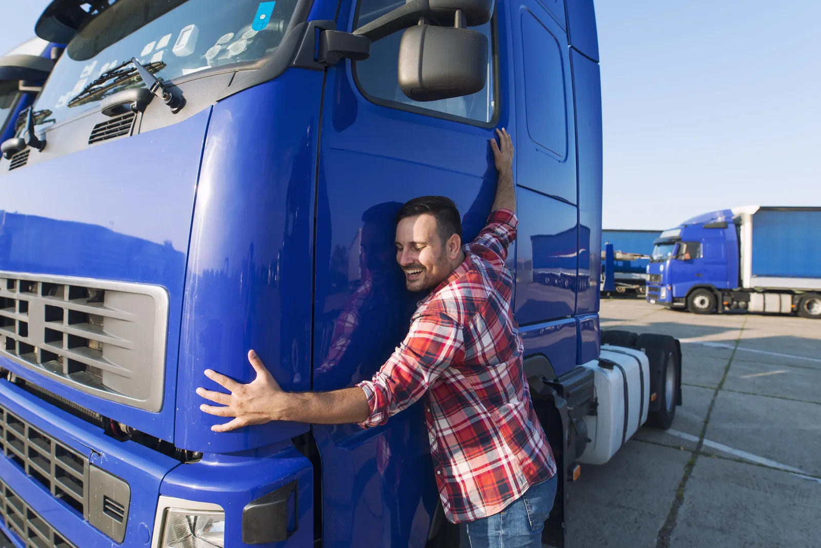 Fahrer neben einem blauen Lkw