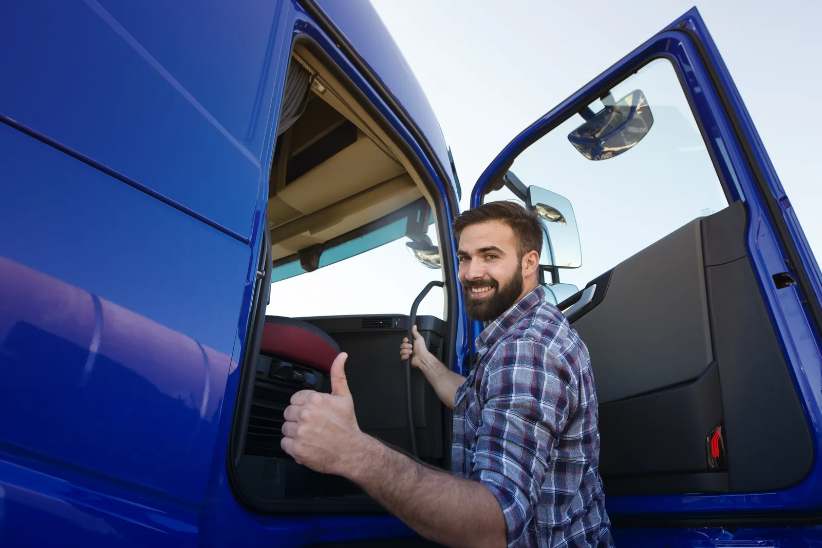 Lkw-Fahrer an einer geöffneten Fahrertür