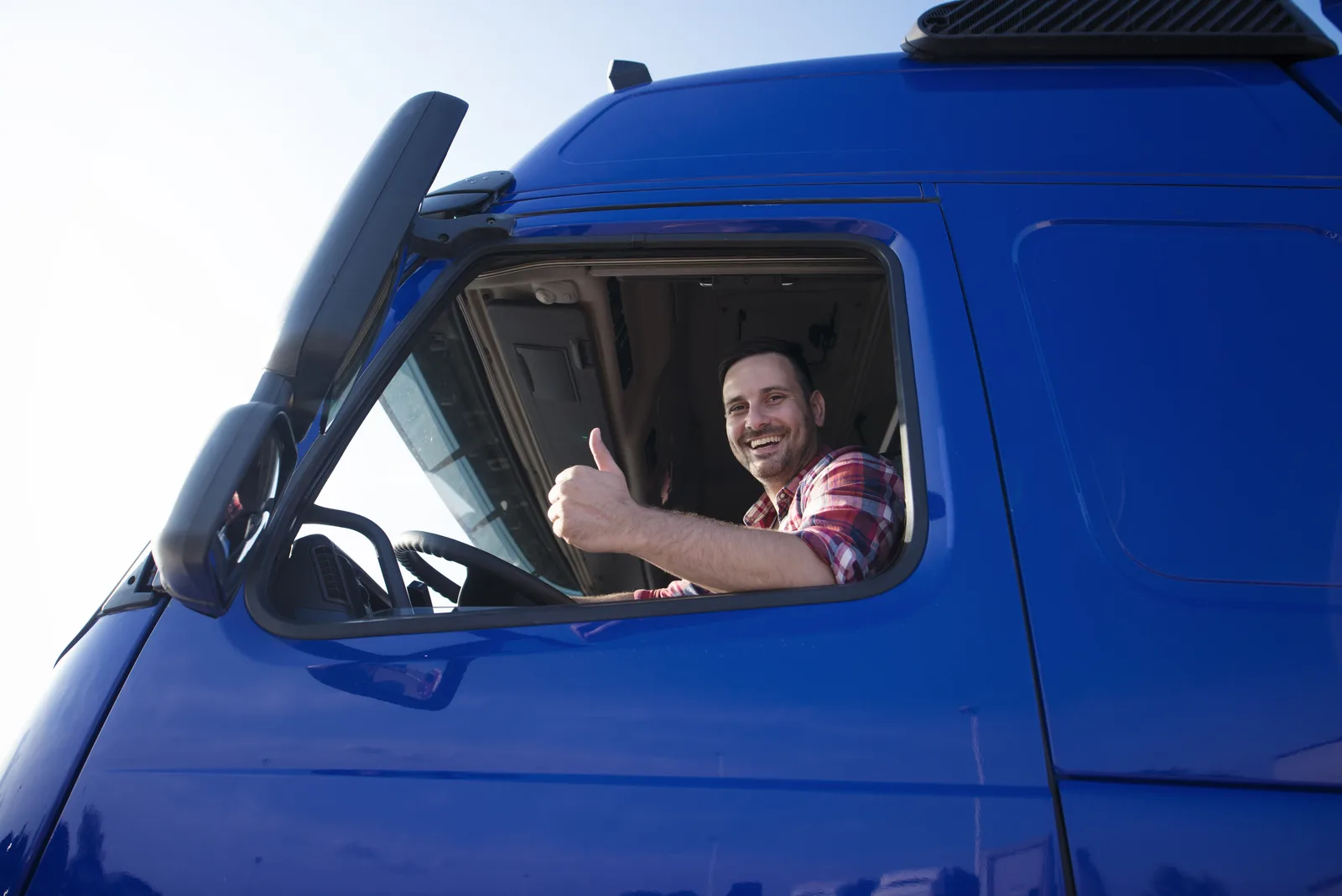 Lkw-Fahrer in der Fahrerkabine